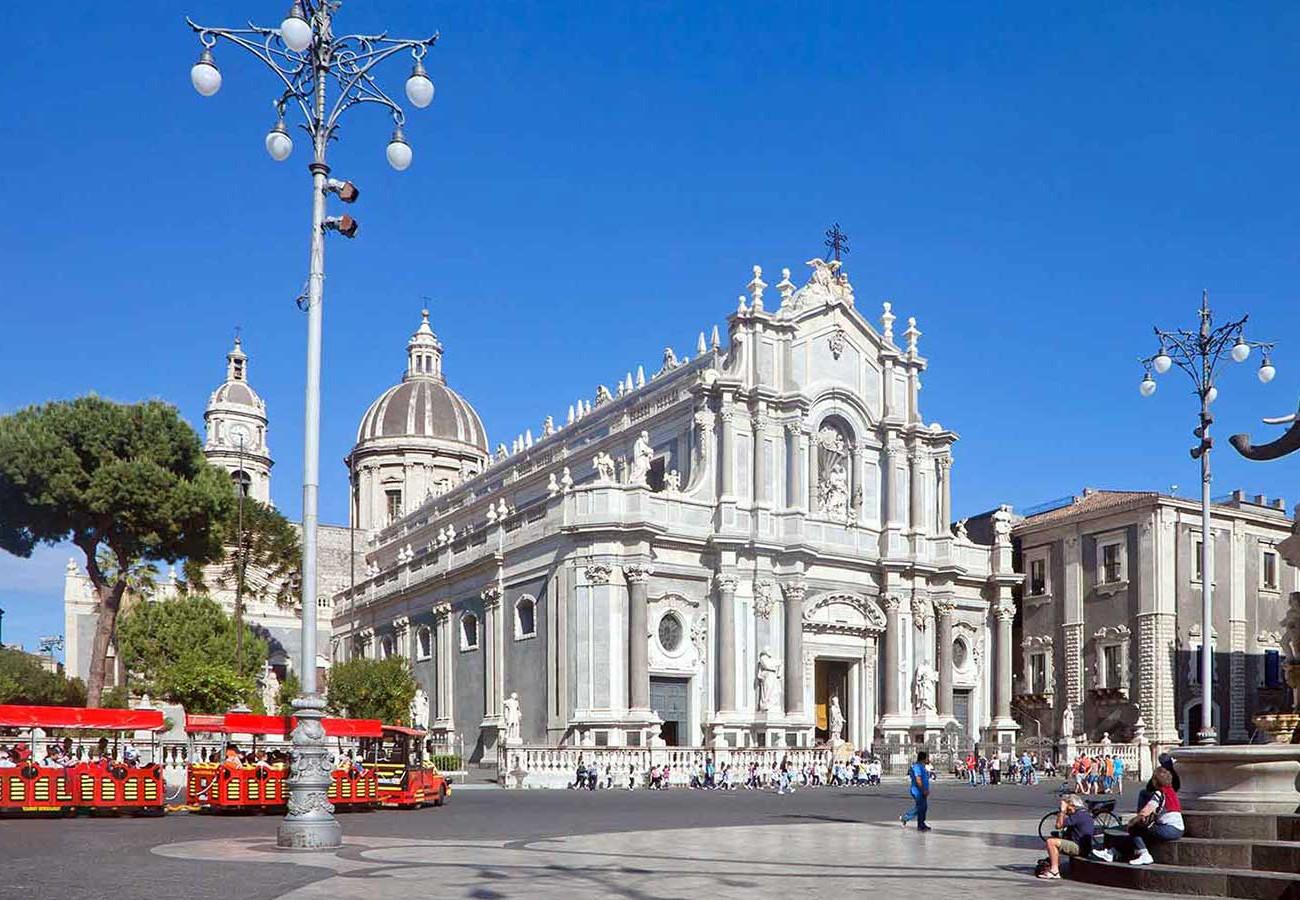 Piazza con cattedrale barocca e fontana con elefante a Catania, Sicilia.