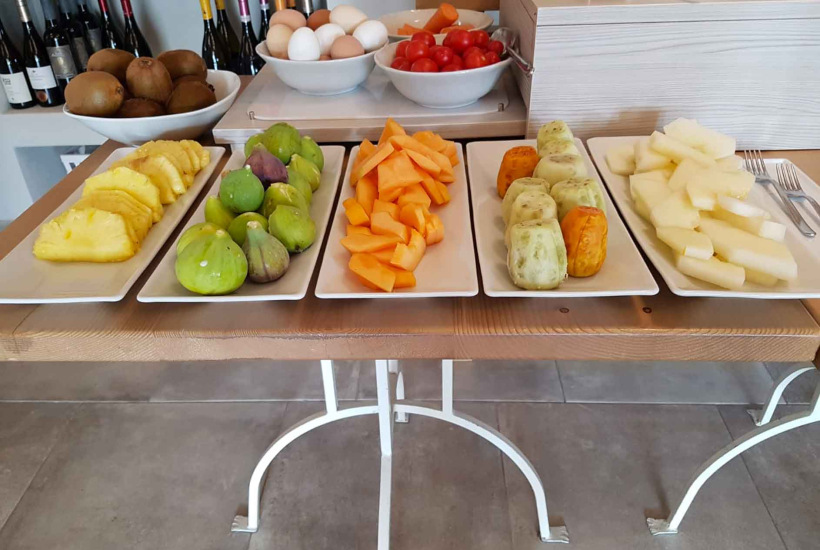 Varietà di frutta fresca affettata su piatti, pronta per essere servita.